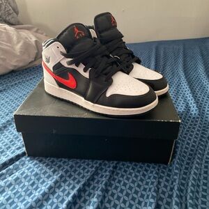Jordan 1 mid